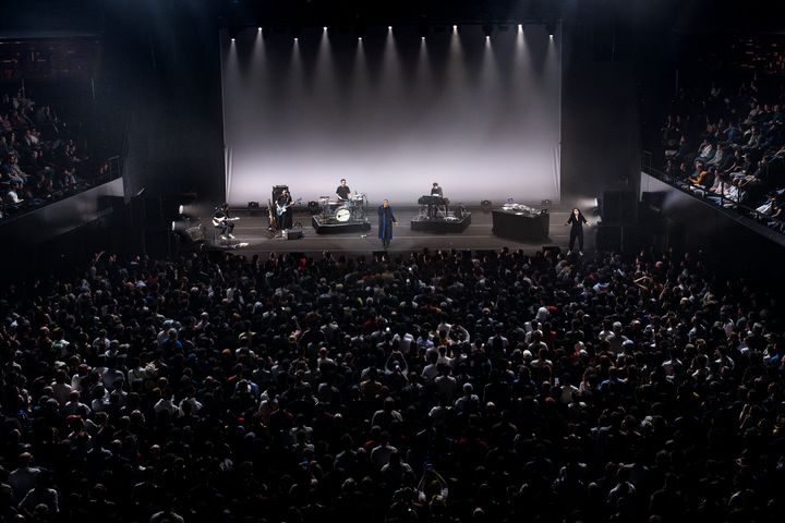 A l'extrémité droite de la scène, la chansigneuse Douboukan du Collectif Integraal interprète une chanson d'Oxmo Puccino. (JOACHIM BERTRAND)