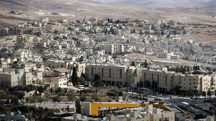 Une vue générale montre la colonisation israélienne de Pisgat Zeev à Jérusalem-Est (au centre) et le village de Hizma (arrière-plan) en Cisjordanie.

	  (THOMAS COEX / AFP)