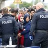 Des policiers surveillent des r&eacute;fugi&eacute;s descendant d'un train, &agrave; la gare de Freilassing (Allemagne), le 14 septembre 2015. (DOMINIC EBENBICHLER / REUTERS)