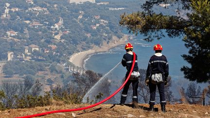 Les pompiers du Var en train d'éteindre l'incendie qui a ravagé près de 30 hectares à Saint-Mandrier, dans le Var. (DOMINIQUE LERICHE / MAXPPP)