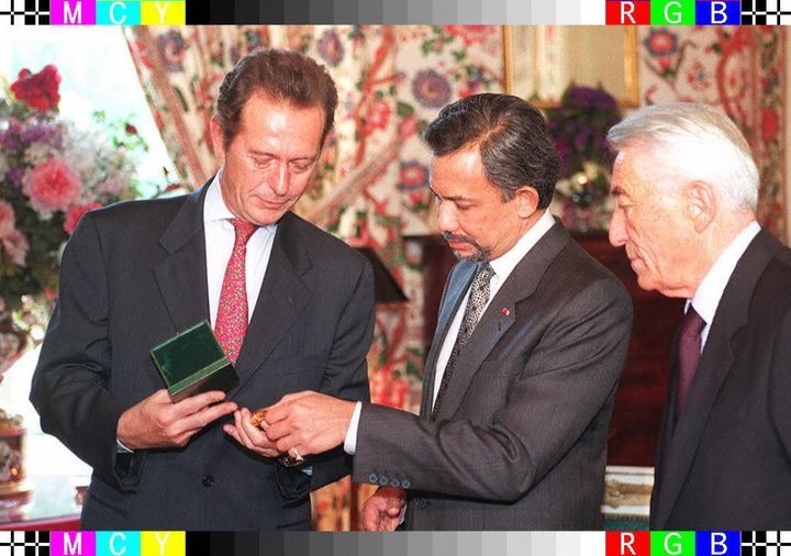 Le maire de Toulouse, Dominique Baudis, remet la médaille de la ville au sultan de Brunei sous le regard du ministre des Transports, Bernard Pons, le 17 décembre 1996.&nbsp; (GABRIEL BOUYS / AFP)