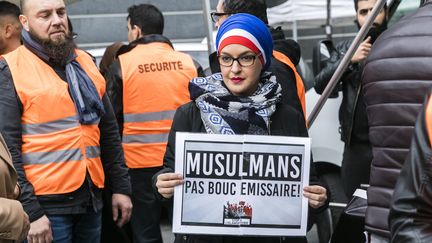 Une&nbsp;femme musulmane manifestant devant le siège de la chaîne Cnews, le 2 novembre 2019 à Boulogne-Billancourt (Hauts-de-Seine). (MAXPPP)