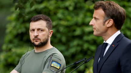 Le président ukrainien Volodymyr Zelensky (gauche) et le président français Emmanuel Macron (droite), le 16 juin 2022, à Kiev (Ukraine).&nbsp; (LUDOVIC MARIN / AFP)