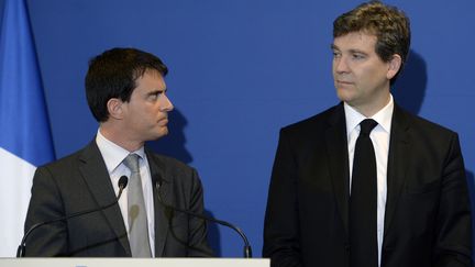 Manuel Valls et Arnaud Montebourg lors d'une conf&eacute;rence de presse &agrave; Faverges (Haute-Savoie), le 12 mai 2014. (PHILIPPE DESMAZES / AFP)