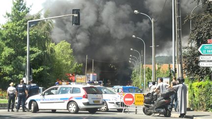 L'incendie du camp de Roms, vendredi 16 ao&ucirc;t 2013, &agrave; Noisy Le Grand, en Seine-Saint-Denis. ( MAXPPP)