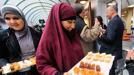 Des jeunes musulmanes offrent des p&acirc;tisseries &agrave; Lille, le 13 octobre 2012. (PHILIPPE HUGUEN / AFP)