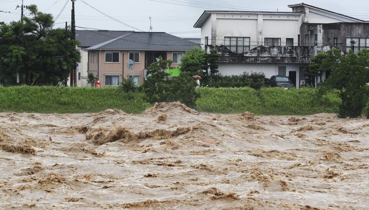 La rivière Kuma en crue à Yatsushiro, dans le sud du Japon, région touchée par des pluies diluviennes, le 4 juillet 2020.&nbsp; (MASAKI AKIZUKI / YOMIURI / AFP)