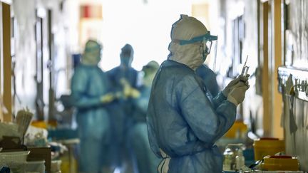 Des médecins, dans un hôpital de Wuhan, en Chine, dimanche 16 février 2020.&nbsp; (AFP)