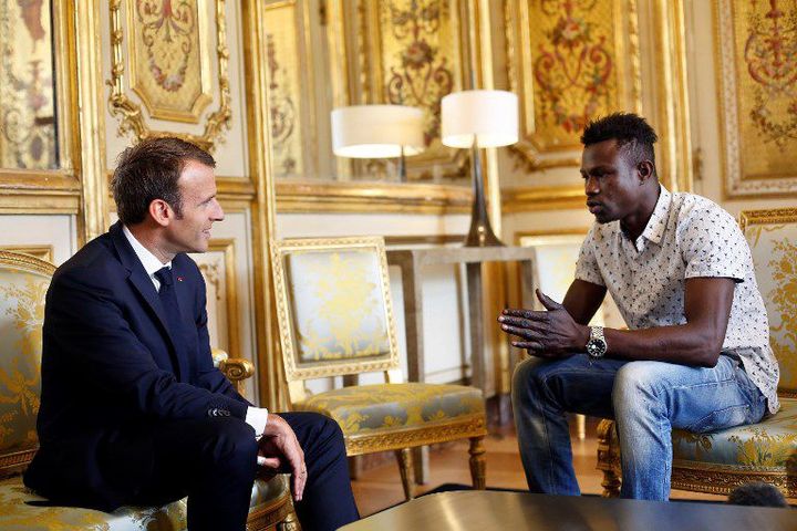 Mamoudou Gassama reçu à l'Elysée par le président Emmanuel Macron le 28 mai 2018. Sorti de la clandestinité, il sera bientôt naturalisé pour son geste héroïque. (Photo AFP/Thibault Camus)