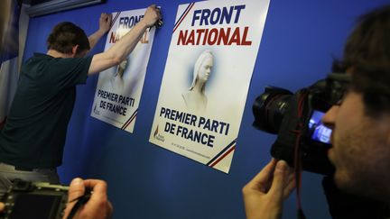 Des posters affich&eacute;s au si&egrave;ge du Front national, &agrave; Nanterre (Hauts-de-Seine), le 25 mai 2014. (CHRISTIAN HARTMANN / REUTERS)