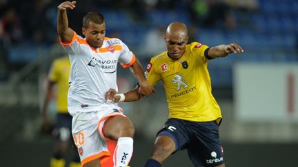 Dossevi (Valenciennes) à la lutte avec Carlao (Sochaux) (SEBASTIEN BOZON / AFP)