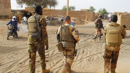 Des soldats maliens et des militaires de l'opération Barkhane patrouillent à Menaka, le 21 mars 2019. (DAPHNE BENOIT / AFP)