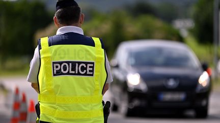 Un policier lors d'une opération de contrôle sur l'A31,&nbsp;le 31 juillet 2021. Photo d'illustration. (ALEXANDRE MARCHI / MAXPPP)