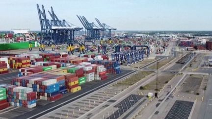 Royaume-Uni : les dockers de rejoignent le mouvement de grève, le principal port de fret britannique à l'arrêt