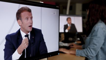 Emmanuel Macron répond aux questions de Gilles Bouleau et de Léa Salamé, le 14 juillet 2020, sur France 2. (STEFANO RELLANDINI / AFP)