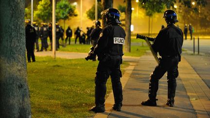 Des policiers patrouillent dans le quartier d'Amiens-nord (Somme), le 14 ao&ucirc;t 2012. (GUILLAUME CLEMENT / LE COURRIER PICARD / MAXPPP)