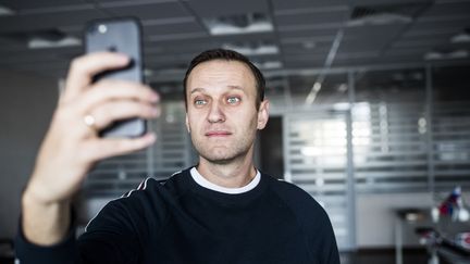 L'opposant russe Alexeï Navalny, tout juste sorti de prison, pose pour un selfie, à Moscou (Russie), le 22 octobre 2017.&nbsp; (EVGENY FELDMAN / THIS IS NAVALNY PROJECT / AFP)