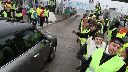 Opération "péage gratuit" des "gilets jaunes", à la barriere de sortie de l'A43, à Saint-Quentin Fallavier (Isère). (MICHEL THOMAS / MAXPPP)