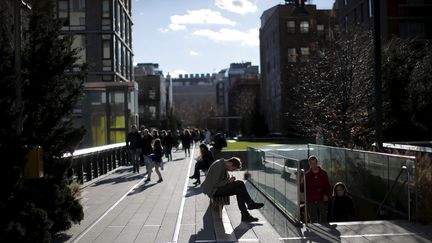 A New York, des personnes profitent du soleil pour se balader sur le High Line, le 15 décembre 2015.&nbsp; (MIKE SEGAR / REUTERS)