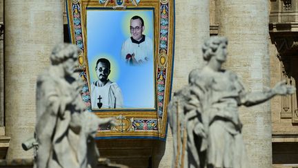 Une tapisserie représentant Charles de Foucaud au Vatican, le 15 mai 2022. (VINCENZO PINTO / AFP)