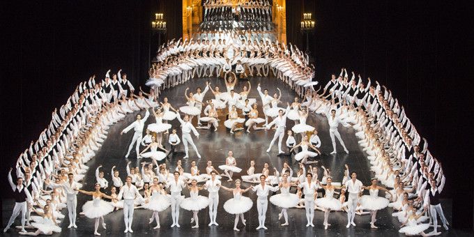 Soirée du 4 octobre à l'Opéra Garnier, avec le défilé du Corps de Ballet
 (Elena Bauer/Opéra national de Paris)