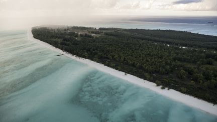 Vue aérienne de Juan de Nova, l'une des cinq îles Eparses dans l'océan Indien. C'est au large de ce territoire français qu'ont été menés des forages offshore. Photo prise le 9 avril 2014. (AFP - FRANCOIS LEPAGE / HANS LUCAS)