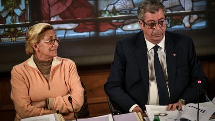 Isabelle et Patrick Balkany participent à un conseil municipal à Levallois-Perret (Hauts-de-Seine), le 15 avril 2019. (STEPHANE DE SAKUTIN / AFP)