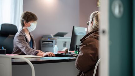 Une femme consulte son médecin généraliste à son cabinet,&nbsp;à&nbsp;Excideuil (Dordogne), le 2 mars 2020. (ROMAIN LONGIERAS / HANS LUCAS / AFP)