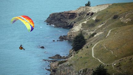 Un parapentiste à&nbsp;Christchurch (Nouvelle-Zélande), le 7 décembre 2018. (SANKA VIDANAGAMA / AFP)