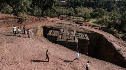 Inscrites au patrimoine mondial par l'Unesco en 1978, les églises de Lalibela sont uniques. Taillées dans la roche, elles sont situées sous le niveau du sol, entourées de profondes douves sèches. Les cours entourant ces lieux de culte extraordinaires ne sont accessibles que par des escaliers et des tunnels. Seuls leurs toits sont visibles. (EDUARDO SOTERAS / AFP)