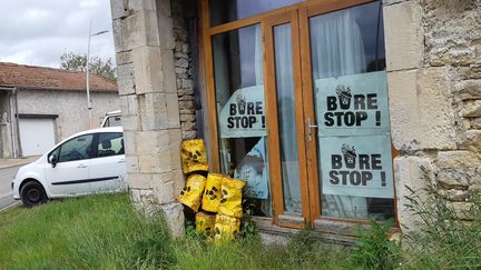 Des affiches contre le projet Cigéo à Bure, en mai 2021. (ETIENNE MONIN / RADIO FRANCE)