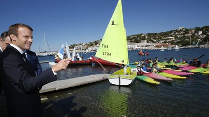 Emmanuel Macron sur la future base nautique des JO 2024, à Marseille, le 21 septembre 2017. (MAXPPP)