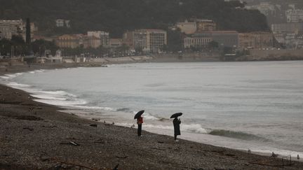 Des passants au bord de la mer à Nice, le 26 octobre 2024. (DYLAN MEIFFRET / MAXPPP)