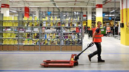 Un employé dans le centre Amazon d'Augny (Moselle), en septembre 2021. (SEBASTIEN BOZON / AFP)