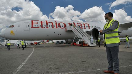 L'ambassadeur éthiopien au Kenya réceptionne, à l'aéroport international de Nairobi, un lot de masques et de tests en provenance de la Chine. Le Kenya ayant arrêté toutes liaisons aériennes avec Pékin, le fret est passé par Addis Abeba, et sa compagnie Ethiopian Airlines.&nbsp;Le 24 mars 2020. (TONY KARUMBA / AFP)