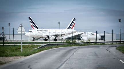 Des avions de la compagnie Air France sur le tarmac de l'aéroport Roissy-Charles de Gaulle, le 24 avril 2018. (STEPHANE DE SAKUTIN / AFP)