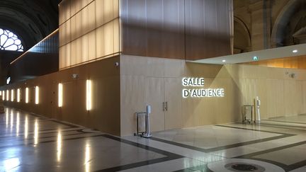 La salle d'audience construite pour le procès du 13 novembre 2015, dans la salle des pas perdus du palais de justice&nbsp;de l'île de la Cité, à Paris.&nbsp; (CATHERINE FOURNIER / FRANCE INFO)