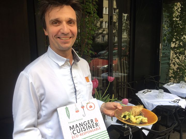 François Pasteau, son livre et sa recette de verts de poireaux en beignets. (Laurent Mariotte / Radio France)