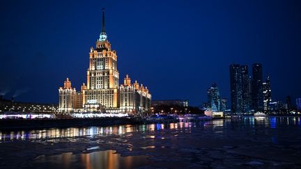 Une vue d'un hôtel de Moscou, de nuit, en 2023. (NATALIA KOLESNIKOVA / AFP)