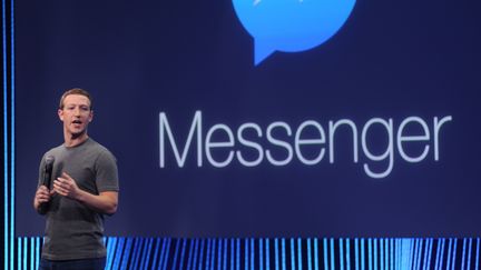 Le PDG de Facebook, Mark Zuckerberg, pr&eacute;sente la fonction appels vid&eacute;o de Messenger, le 25 mars 2015 &agrave; San Francisco (Etats-Unis). (JOSH EDELSON / AFP)