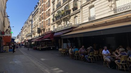 La rue Daguerre (14e arrondissement) dans laquelle des contrôles ont été effectués dans les boutiques de la rue par la police municipale de Paris, le 12 août 2022. (CAMILLE LAURENT / RADIO FRANCE)