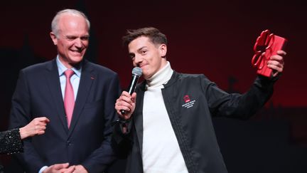 Le prix du jeune chef remis par Florent Menegaux, patron de Michelin (à gauche), à Mallory Gabsi, lors de la cérémonie de remise des étoiles du guide Michelin 2023 à Strasbourg, le 6 mars 2023. (JEAN-MARC LOOS / MAXPPP)