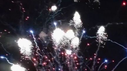 Un drame est survenu dans la soirée du jeudi 14 juillet à Cholet, dans le Maine-et-Loire.&nbsp;Un garçon de sept ans et sa sœur de 24 ans ont été tués lors d'un feu d'artifice, victimes d'un incident de tir.&nbsp;Une enquête pour homicide involontaire a été ouverte. (FRANCE 2)