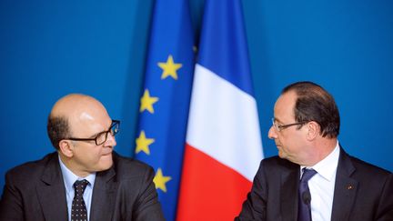 Le ministre de l'Economie, Pierre Moscovici, et le chef de l'Etat, Fran&ccedil;ois Hollande, le 3 mai 2013 &agrave; Mamirolle (Doubs). (SEBASTIEN BOZON / AFP)