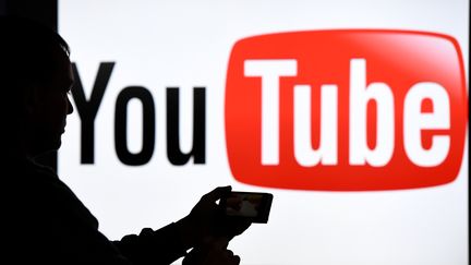 La réforme a pour objectif de renforcer la position de négociation des créateurs et ayants droit (compositeurs, artistes...) face aux plateformes comme YouTube ou Tumblr, qui utilisent leurs contenus.&nbsp; (CARSTEN REHDER / DPA / AFP)