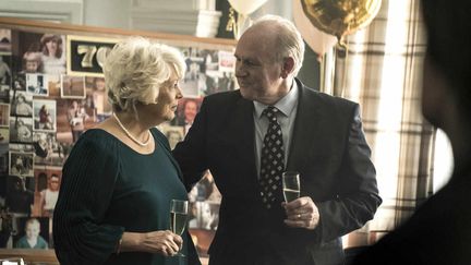 Gail (Alison Steadman) est sur le point de fêter ses 70 ans, en compagnie de son mari, Henry (Peter Davidson). (BBC / DRAMA REPUBLIC LTD / ARTE FRANCE)