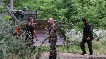 Des soldats hongrois commencent l'&eacute;dification d'un mur anti-immigration, le 13 juillet 2015, le long de la&nbsp;fronti&egrave;re avec la Serbie, pr&egrave;s du village&nbsp;Morahalom.&nbsp; (CSABA SEGESVARI / AFP)