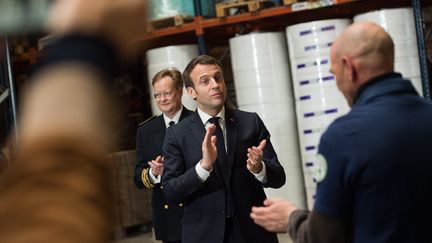 Cette semaine a été marquée par une intense communication gouvernementale comme la visite d'Emmanuel Macron dans une usine de production de masques près d'Angers, mardi 31 mars. (LOIC VENANCE / POOL / MAXPPP)