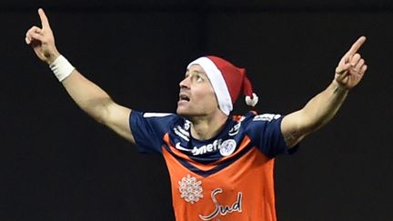 Le joueur de Montpellier Anthony Mounier, coiff&eacute; d'un bonnet de P&egrave;re No&euml;l, lors du match contre Lens, le 13 d&eacute;cembre 2014.&nbsp; (PASCAL GUYOT / AFP)