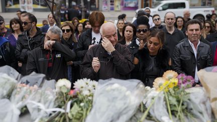 Des habitants de Toronto se recueillent après l'attaque à la voiture bélier, le 24 avril 2018. (COLE BURSTON / GETTY IMAGES NORTH AMERICA / AFP)